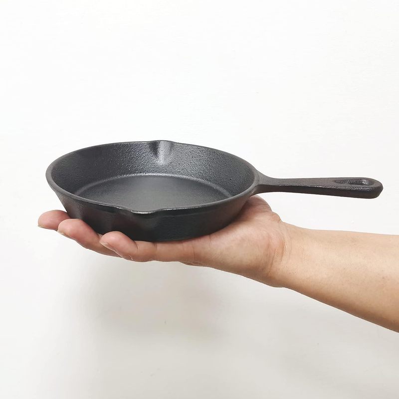 Camping Cooking Cast Iron - 6-Zoll-Gusseisenpfanne, Bratpfanne mit Abtropflöchern, vorgefertigtes, ofenfestes